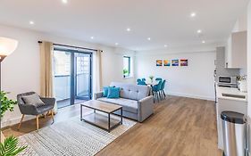 Central 2 Bed 2 Bath Apartment Near Brighton College, Beach, Hospital - Long Stay Offers